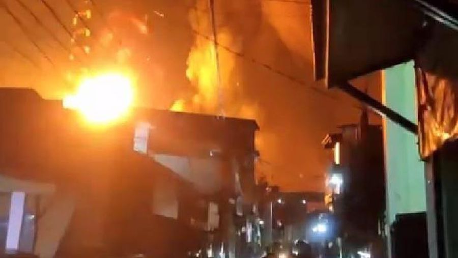 Kebakaran di Kawasan Plumpang, Jakarta Utara, Jumat, 3/3/2023. (Tangkapan Layar)