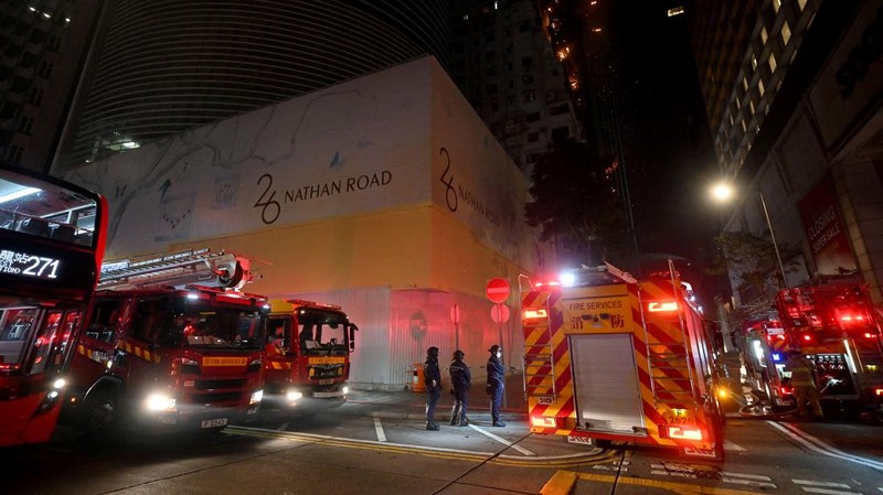 Kebakaran terjadi di gedung pencakar langit yang sedang dibangun di Hong Kong, China pada 2 Maret 2023. (AFP via Getty Images/PETER PARKS)