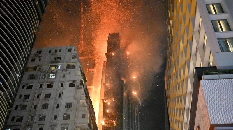 Kebakaran terjadi di gedung pencakar langit yang sedang dibangun di Hong Kong, China pada 2 Maret 2023. (AFP via Getty Images/PETER PARKS)