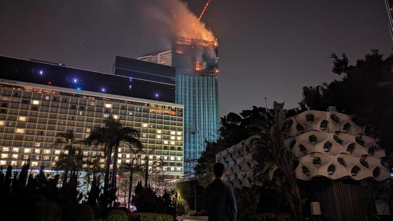 Kebakaran terjadi di gedung pencakar langit yang sedang dibangun di Hong Kong, China pada 2 Maret 2023. (AFP via Getty Images/PETER PARKS)