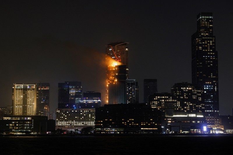 Kebakaran terjadi di gedung pencakar langit yang sedang dibangun di Hong Kong, China pada 2 Maret 2023. (AFP via Getty Images/PETER PARKS)