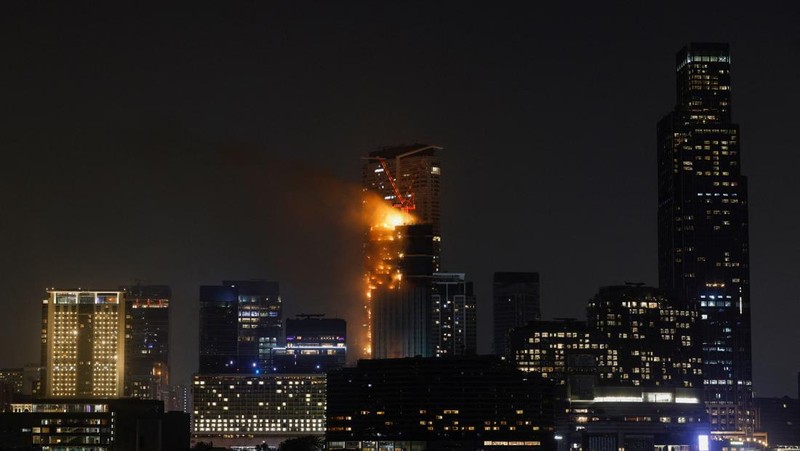 Kebakaran terjadi di gedung pencakar langit yang sedang dibangun di Hong Kong, China pada 2 Maret 2023. (AFP via Getty Images/PETER PARKS)