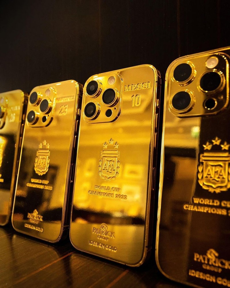 Lionel Messi berikan pemain dan staff timnas Argentina Iphone 14 berlapis emas senilai Rp 3 Miliar. (Instagram/Idesign Gold) Lionel Messi berikan pemain dan staff timnas Argentina Iphone 14 berlapis emas senilai Rp 3 Miliar. (Instagram/Idesign Gold)