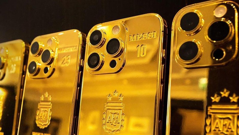 Lionel Messi berikan pemain dan staff timnas Argentina Iphone 14 berlapis emas senilai Rp 3 Miliar. (Instagram/Idesign Gold)