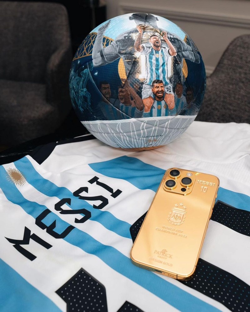 Lionel Messi berikan pemain dan staff timnas Argentina Iphone 14 berlapis emas senilai Rp 3 Miliar. (Instagram/Idesign Gold) Lionel Messi berikan pemain dan staff timnas Argentina Iphone 14 berlapis emas senilai Rp 3 Miliar. (Instagram/Idesign Gold)