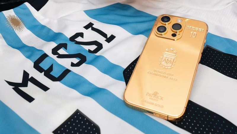 Lionel Messi berikan pemain dan staff timnas Argentina Iphone 14 berlapis emas senilai Rp 3 Miliar. (Instagram/Idesign Gold)