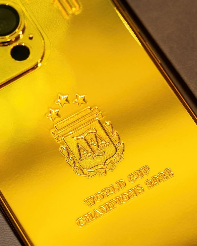 Lionel Messi berikan pemain dan staff timnas Argentina Iphone 14 berlapis emas senilai Rp 3 Miliar. (Instagram/Idesign Gold) Lionel Messi berikan pemain dan staff timnas Argentina Iphone 14 berlapis emas senilai Rp 3 Miliar. (Instagram/Idesign Gold)