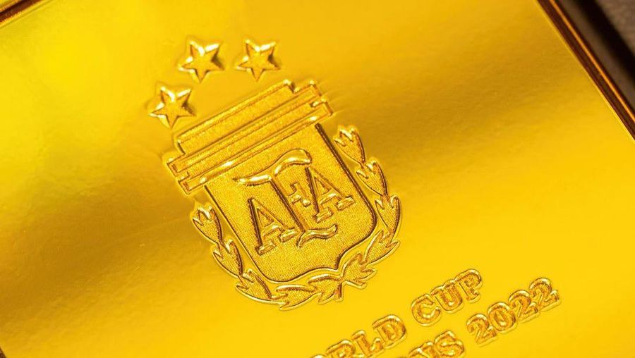 Lionel Messi berikan pemain dan staff timnas Argentina Iphone 14 berlapis emas senilai Rp 3 Miliar. (Instagram/Idesign Gold)