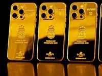 Messi Bagi-Bagi Iphone 14 Berlapis Emas buat Tim Argentina