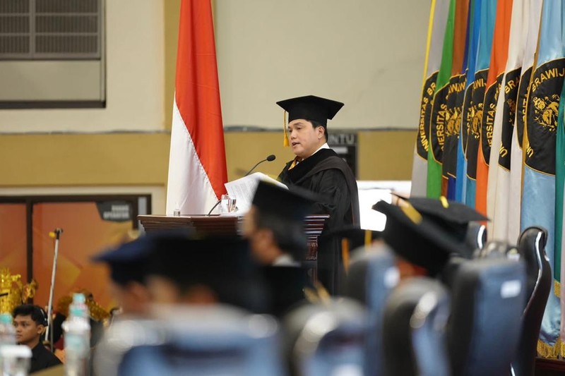 Menteri BUMN Erick Thohir menerima anugerah gelar Doktor Kehormatan dari Universitas Brawijaya, Malang, Jawa Timur, Jumat (3/3/2023). (Dok: Istimewa) Menteri BUMN Erick Thohir menerima anugerah gelar Doktor Kehormatan dari Universitas Brawijaya, Malang, Jawa Timur, Jumat (3/3/2023). (Dok: Istimewa)
