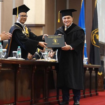 Momen Erick Terima Gelar Doktor HC dari Universitas Brawijaya