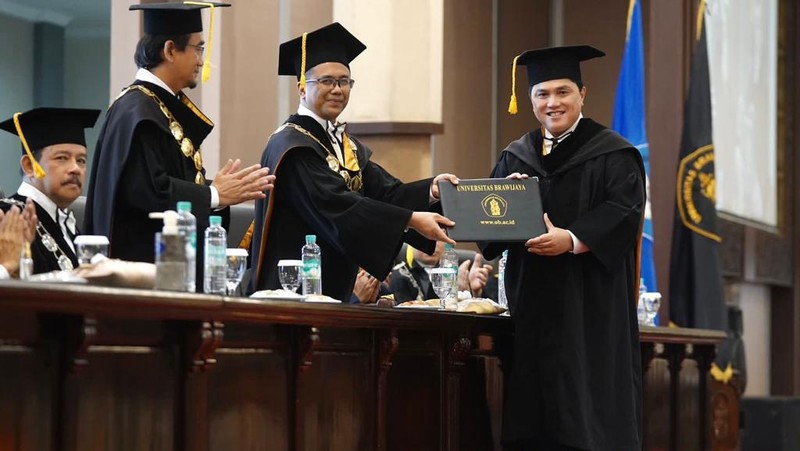 Menteri BUMN Erick Thohir menerima anugerah gelar Doktor Kehormatan dari Universitas Brawijaya, Malang, Jawa Timur, Jumat (3/3/2023). (Dok: Istimewa)