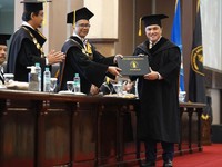 Momen Erick Terima Gelar Doktor HC dari Universitas Brawijaya