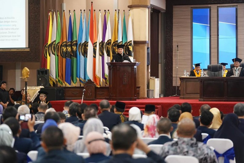 Menteri BUMN Erick Thohir menerima anugerah gelar Doktor Kehormatan dari Universitas Brawijaya, Malang, Jawa Timur, Jumat (3/3/2023). (Dok: Istimewa) Menteri BUMN Erick Thohir menerima anugerah gelar Doktor Kehormatan dari Universitas Brawijaya, Malang, Jawa Timur, Jumat (3/3/2023). (Dok: Istimewa)
