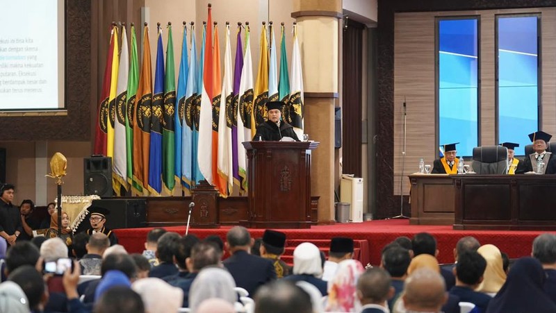Menteri BUMN Erick Thohir menerima anugerah gelar Doktor Kehormatan dari Universitas Brawijaya, Malang, Jawa Timur, Jumat (3/3/2023). (Dok: Istimewa)