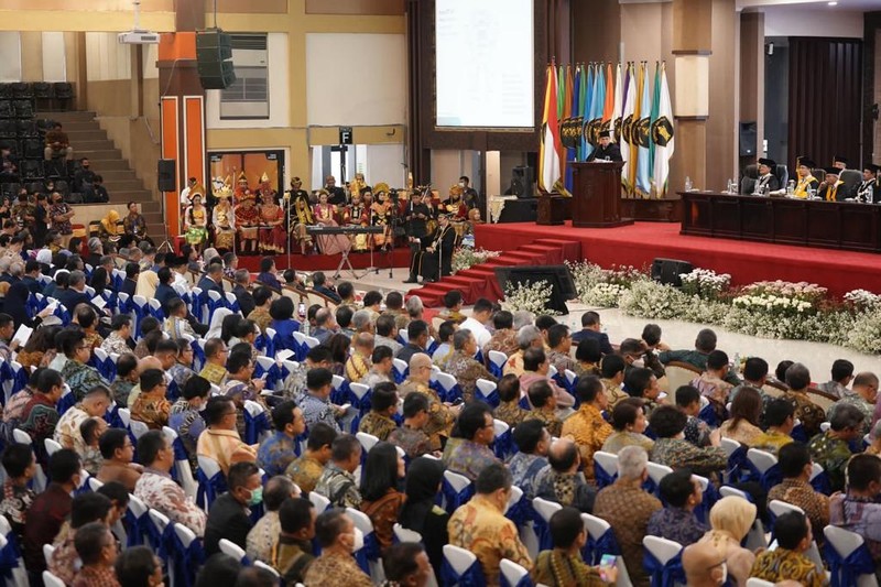 Menteri BUMN Erick Thohir menerima anugerah gelar Doktor Kehormatan dari Universitas Brawijaya, Malang, Jawa Timur, Jumat (3/3/2023). (Dok: Istimewa)