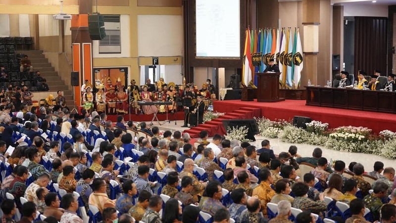 Menteri BUMN Erick Thohir menerima anugerah gelar Doktor Kehormatan dari Universitas Brawijaya, Malang, Jawa Timur, Jumat (3/3/2023). (Dok: Istimewa)