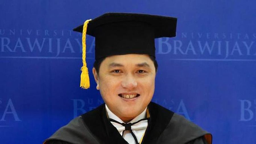 Menteri BUMN Erick Thohir menerima anugerah gelar Doktor Kehormatan dari Universitas Brawijaya, Malang, Jawa Timur, Jumat (3/3/2023). (Dok: Istimewa)