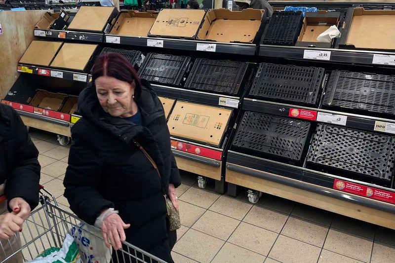 Rak-rak kosong di supermarket Sainsbury di London timur. Beberapa supermarket Inggris telah memberlakukan batasan pembelian beberapa buah dan sayuran oleh pelanggan. (AFP via Getty Images/DANIEL LEAL) Rak-rak kosong di supermarket Sainsbury di London timur. Beberapa supermarket Inggris telah memberlakukan batasan pembelian beberapa buah dan sayuran oleh pelanggan. (AFP via Getty Images/DANIEL LEAL)