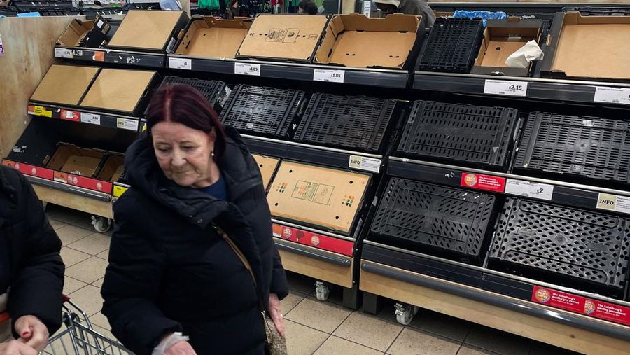 Rak-rak kosong di supermarket Sainsbury di London timur. Beberapa supermarket Inggris telah memberlakukan batasan pembelian beberapa buah dan sayuran oleh pelanggan. (AFP via Getty Images/DANIEL LEAL)