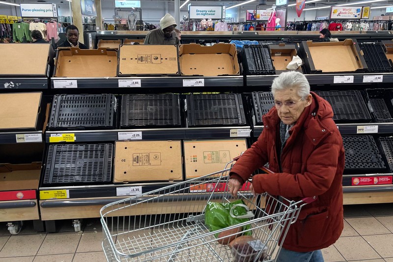 Rak-rak kosong di supermarket Sainsbury di London timur. Beberapa supermarket Inggris telah memberlakukan batasan pembelian beberapa buah dan sayuran oleh pelanggan. (AFP via Getty Images/DANIEL LEAL)