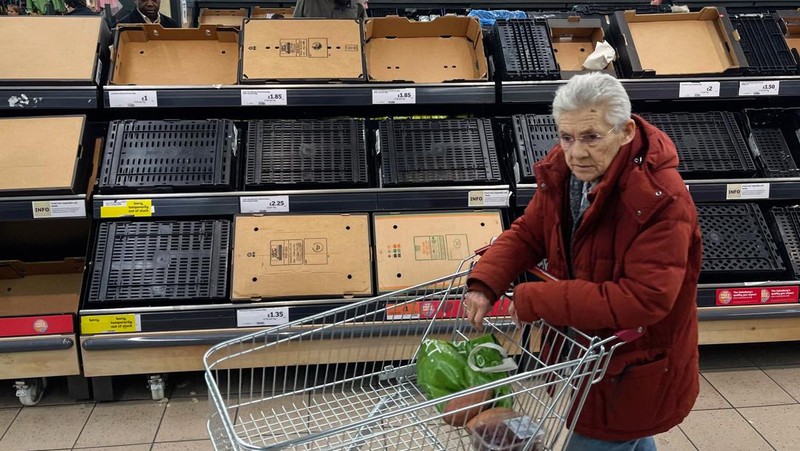 Rak-rak kosong di supermarket Sainsbury di London timur. Beberapa supermarket Inggris telah memberlakukan batasan pembelian beberapa buah dan sayuran oleh pelanggan. (AFP via Getty Images/DANIEL LEAL)