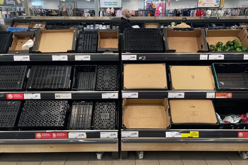 Rak-rak kosong di supermarket Sainsbury di London timur. Beberapa supermarket Inggris telah memberlakukan batasan pembelian beberapa buah dan sayuran oleh pelanggan. (AFP via Getty Images/DANIEL LEAL) Rak-rak kosong di supermarket Sainsbury di London timur. Beberapa supermarket Inggris telah memberlakukan batasan pembelian beberapa buah dan sayuran oleh pelanggan. (AFP via Getty Images/DANIEL LEAL)