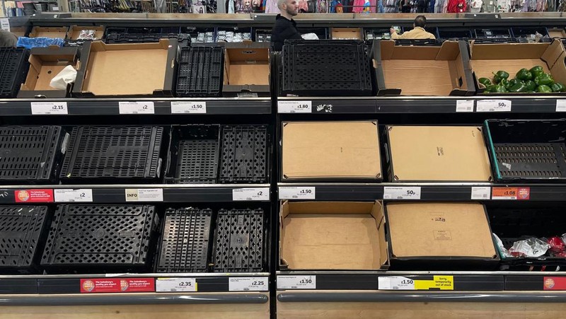 Rak-rak kosong di supermarket Sainsbury di London timur. Beberapa supermarket Inggris telah memberlakukan batasan pembelian beberapa buah dan sayuran oleh pelanggan. (AFP via Getty Images/DANIEL LEAL)