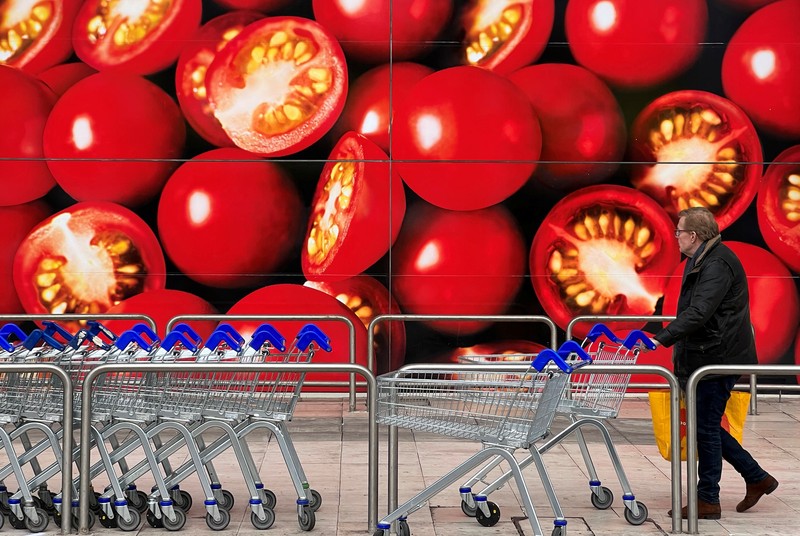 Rak-rak kosong di supermarket Sainsbury di London timur. Beberapa supermarket Inggris telah memberlakukan batasan pembelian beberapa buah dan sayuran oleh pelanggan. (AFP via Getty Images/DANIEL LEAL) Rak-rak kosong di supermarket Sainsbury di London timur. Beberapa supermarket Inggris telah memberlakukan batasan pembelian beberapa buah dan sayuran oleh pelanggan. (AFP via Getty Images/DANIEL LEAL)