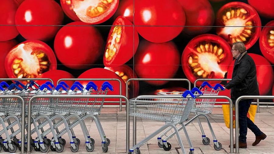 Rak-rak kosong di supermarket Sainsbury di London timur. Beberapa supermarket Inggris telah memberlakukan batasan pembelian beberapa buah dan sayuran oleh pelanggan. (AFP via Getty Images/DANIEL LEAL)