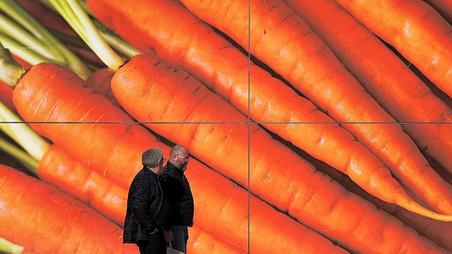 Rak-rak kosong di supermarket Sainsbury di London timur. Beberapa supermarket Inggris telah memberlakukan batasan pembelian beberapa buah dan sayuran oleh pelanggan. (AFP via Getty Images/DANIEL LEAL)