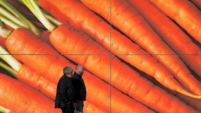 Rak-rak kosong di supermarket Sainsbury di London timur. Beberapa supermarket Inggris telah memberlakukan batasan pembelian beberapa buah dan sayuran oleh pelanggan. (AFP via Getty Images/DANIEL LEAL)