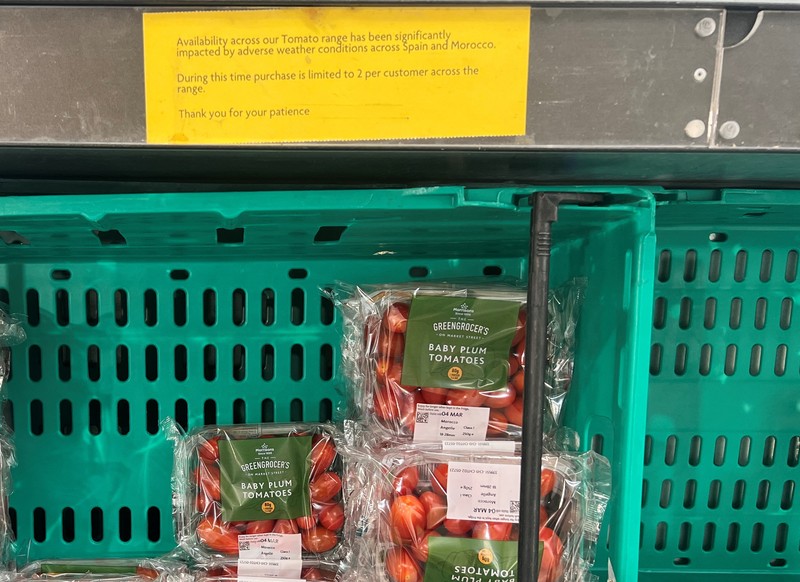 Rak-rak kosong di supermarket Sainsbury di London timur. Beberapa supermarket Inggris telah memberlakukan batasan pembelian beberapa buah dan sayuran oleh pelanggan. (AFP via Getty Images/DANIEL LEAL) Rak-rak kosong di supermarket Sainsbury di London timur. Beberapa supermarket Inggris telah memberlakukan batasan pembelian beberapa buah dan sayuran oleh pelanggan. (AFP via Getty Images/DANIEL LEAL)