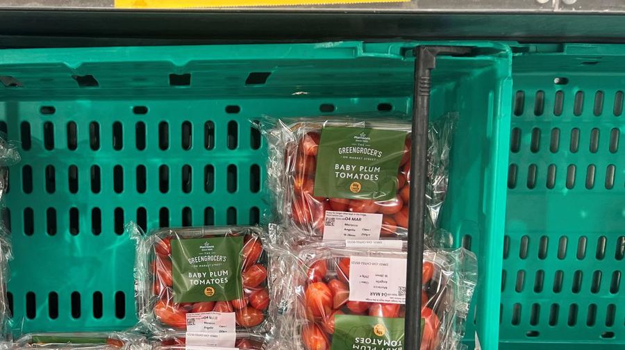 Rak-rak kosong di supermarket Sainsbury di London timur. Beberapa supermarket Inggris telah memberlakukan batasan pembelian beberapa buah dan sayuran oleh pelanggan. (AFP via Getty Images/DANIEL LEAL)