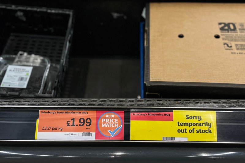Rak-rak kosong di supermarket Sainsbury di London timur. Beberapa supermarket Inggris telah memberlakukan batasan pembelian beberapa buah dan sayuran oleh pelanggan. (AFP via Getty Images/DANIEL LEAL)