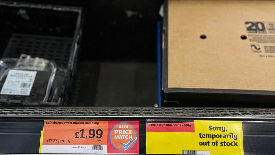 Rak-rak kosong di supermarket Sainsbury di London timur. Beberapa supermarket Inggris telah memberlakukan batasan pembelian beberapa buah dan sayuran oleh pelanggan. (AFP via Getty Images/DANIEL LEAL)