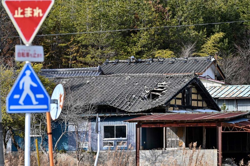 Suasana rumah kosong serta kendaraan tanpa pemilik di Okuma, Jepang. (NurPhoto via Getty Images) Suasana rumah kosong serta kendaraan tanpa pemilik di Okuma, Jepang. (NurPhoto via Getty Images)
