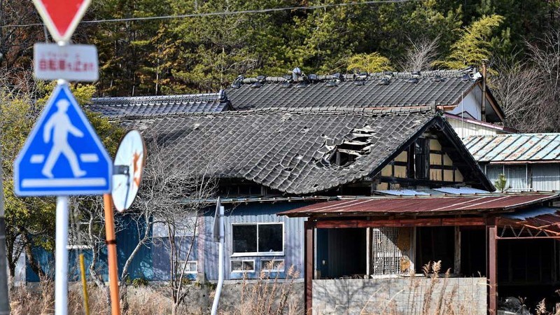 Suasana rumah kosong serta kendaraan tanpa pemilik di Okuma, Jepang. (NurPhoto via Getty Images)