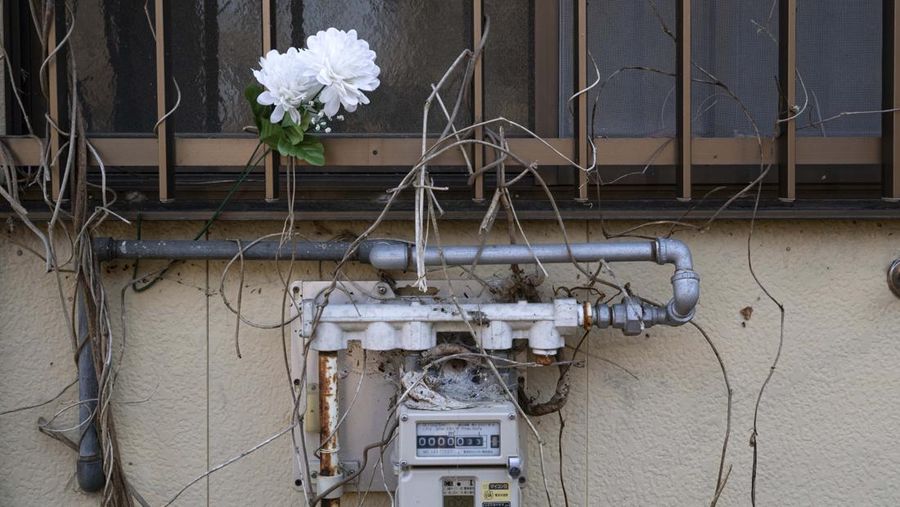 Suasana rumah kosong serta kendaraan tanpa pemilik di Okuma, Jepang. (NurPhoto via Getty Images)