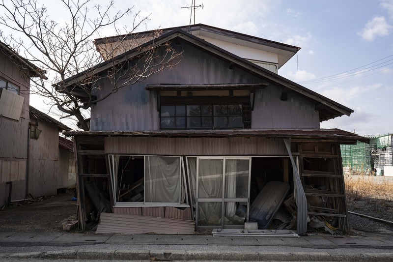 Suasana rumah kosong serta kendaraan tanpa pemilik di Okuma, Jepang. (NurPhoto via Getty Images) Suasana rumah kosong serta kendaraan tanpa pemilik di Okuma, Jepang. (NurPhoto via Getty Images)