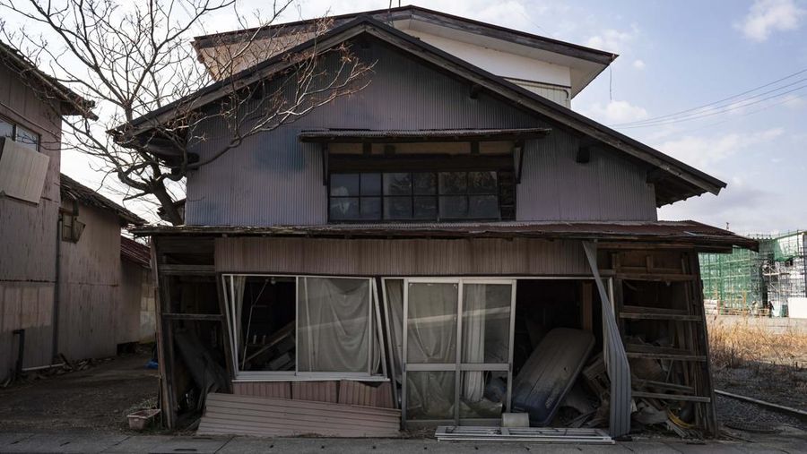 Suasana rumah kosong serta kendaraan tanpa pemilik di Okuma, Jepang. (NurPhoto via Getty Images)