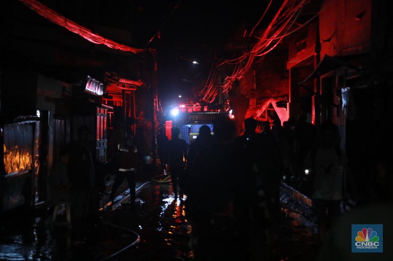 Terminal Bahan Bakar Minyak (BBM) Plumpang, Jakarta Utara alami kebakaran. Terjadi sejak pukul 20.20 WIB, Terminal Bahan Bakar Minyak (BBM) Plumpang, Jakarta Utara alami kebakaran. Terjadi sejak pukul 20.20 WIB, (CNBC Indonesia/Muhammad Sabki)