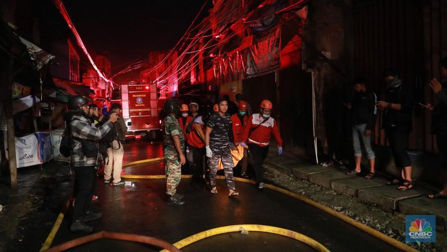 Terminal Bahan Bakar Minyak (BBM) Plumpang, Jakarta Utara alami kebakaran. Terjadi sejak pukul 20.20 WIB, (CNBC Indonesia/Muhammad Sabki)