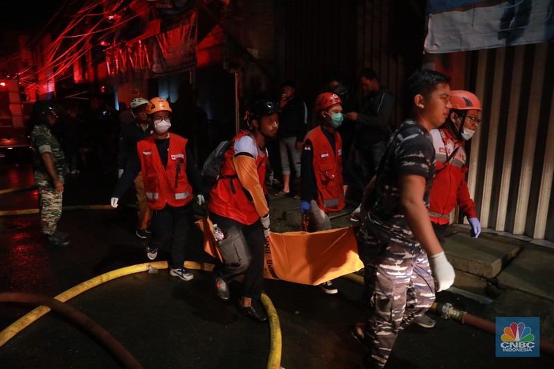 Terminal Bahan Bakar Minyak (BBM) Plumpang, Jakarta Utara alami kebakaran. Terjadi sejak pukul 20.20 WIB, Terminal Bahan Bakar Minyak (BBM) Plumpang, Jakarta Utara alami kebakaran. Terjadi sejak pukul 20.20 WIB, (CNBC Indonesia/Muhammad Sabki)
