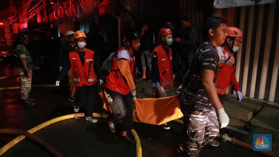 Terminal Bahan Bakar Minyak (BBM) Plumpang, Jakarta Utara alami kebakaran. Terjadi sejak pukul 20.20 WIB, (CNBC Indonesia/Muhammad Sabki)