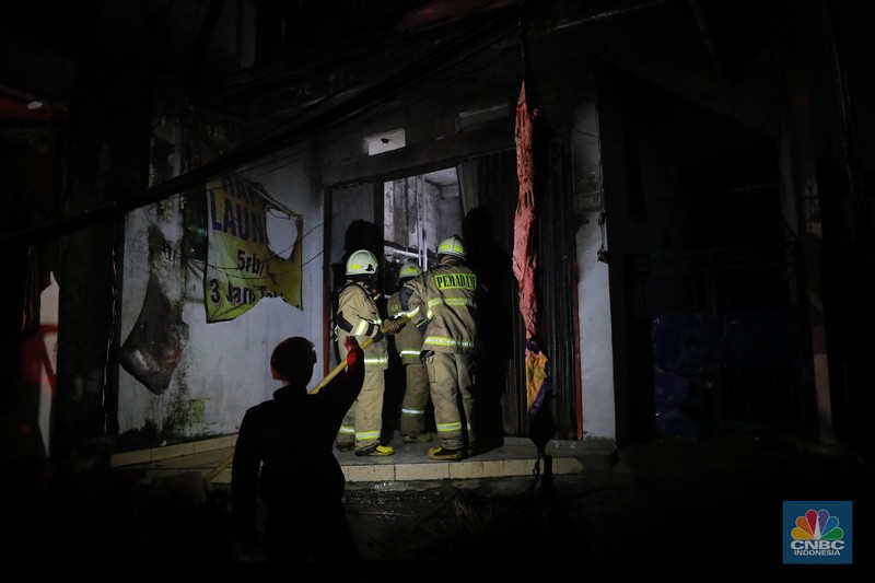 Terminal Bahan Bakar Minyak (BBM) Plumpang, Jakarta Utara alami kebakaran. Terjadi sejak pukul 20.20 WIB, Terminal Bahan Bakar Minyak (BBM) Plumpang, Jakarta Utara alami kebakaran. Terjadi sejak pukul 20.20 WIB, (CNBC Indonesia/Muhammad Sabki)