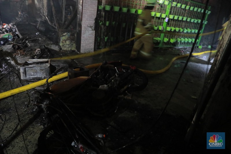 Terminal Bahan Bakar Minyak (BBM) Plumpang, Jakarta Utara alami kebakaran. Terjadi sejak pukul 20.20 WIB, Terminal Bahan Bakar Minyak (BBM) Plumpang, Jakarta Utara alami kebakaran. Terjadi sejak pukul 20.20 WIB, (CNBC Indonesia/Muhammad Sabki)
