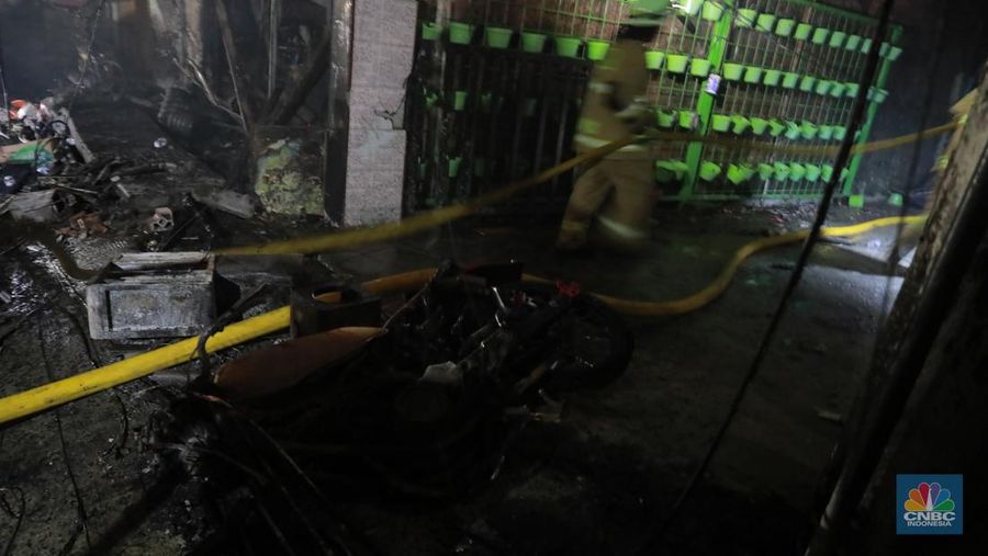 Terminal Bahan Bakar Minyak (BBM) Plumpang, Jakarta Utara alami kebakaran. Terjadi sejak pukul 20.20 WIB, (CNBC Indonesia/Muhammad Sabki)