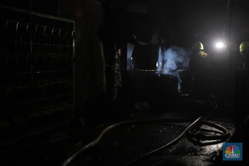 Terminal Bahan Bakar Minyak (BBM) Plumpang, Jakarta Utara alami kebakaran. Terjadi sejak pukul 20.20 WIB, Terminal Bahan Bakar Minyak (BBM) Plumpang, Jakarta Utara alami kebakaran. Terjadi sejak pukul 20.20 WIB, (CNBC Indonesia/Muhammad Sabki)