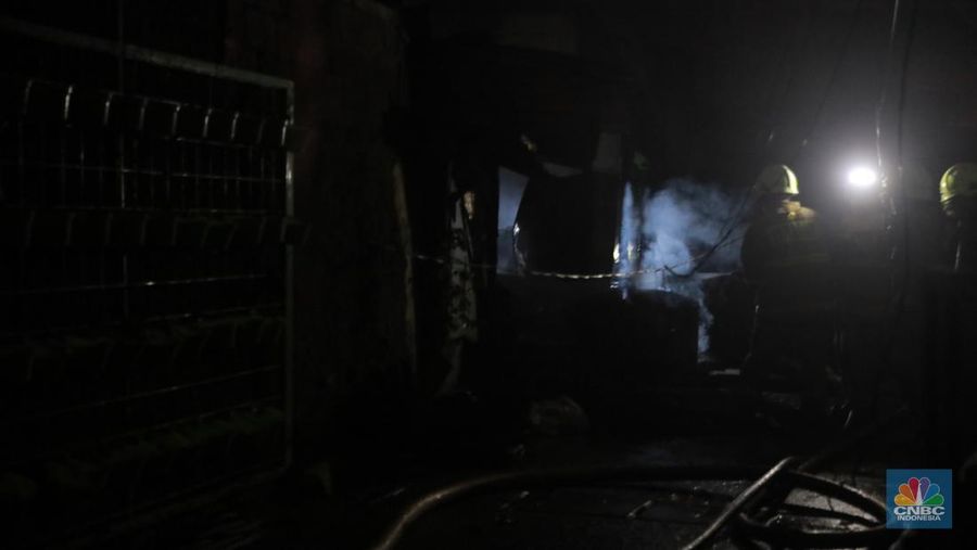 Terminal Bahan Bakar Minyak (BBM) Plumpang, Jakarta Utara alami kebakaran. Terjadi sejak pukul 20.20 WIB, (CNBC Indonesia/Muhammad Sabki)